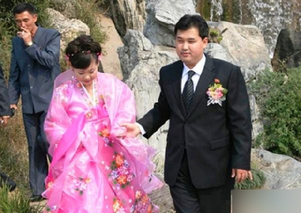 Trong ngày cưới, người ta luôn thấy cô dâu Bắc Triều Tiên trong trang phục truyền thống, không hề thấy hình ảnh váy đầm hiện đại, kiêu sa